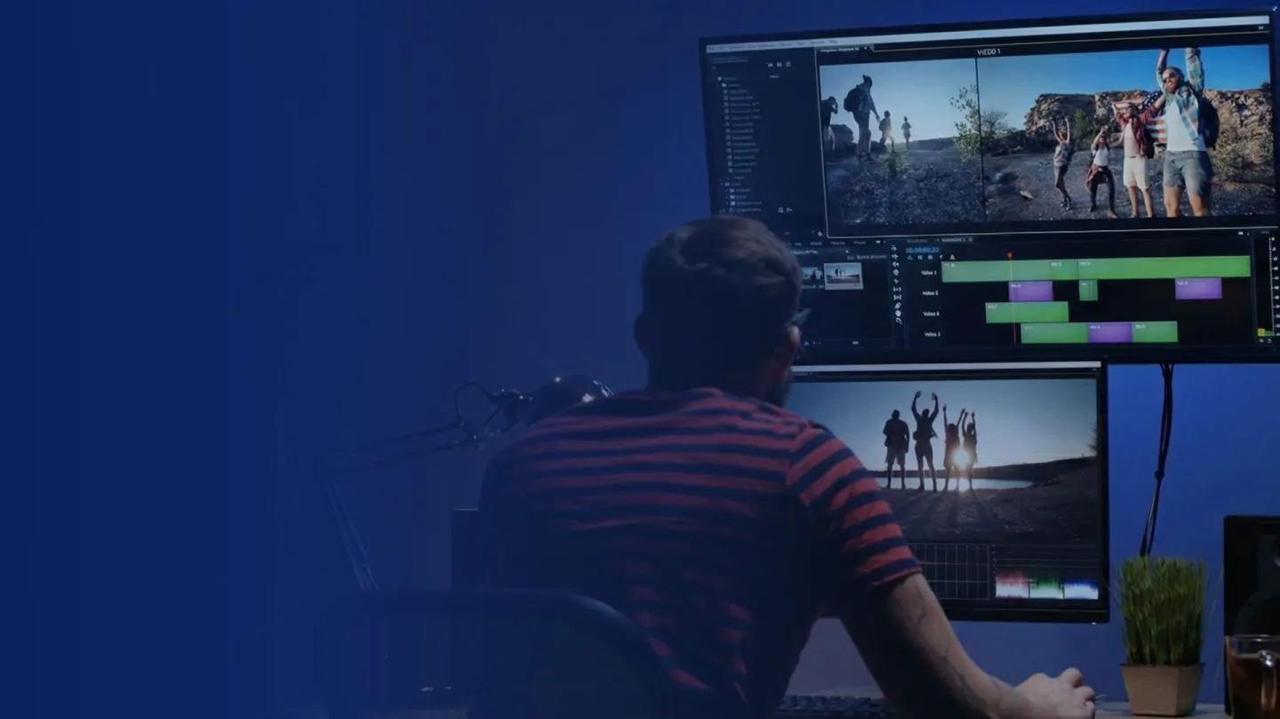 Postazione di montaggio video con doppio monitor