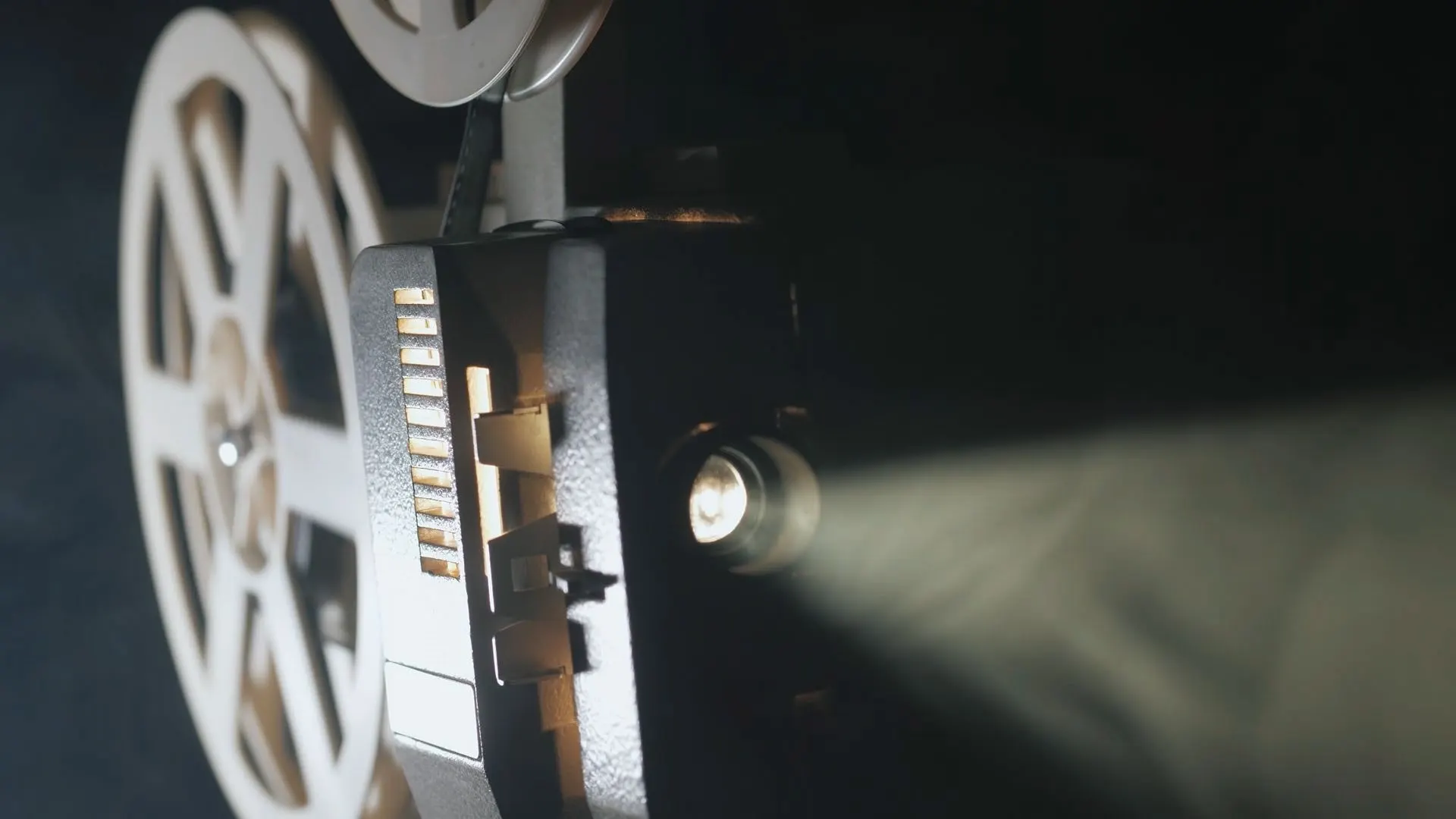 Proiettore cinematografico acceso al buio